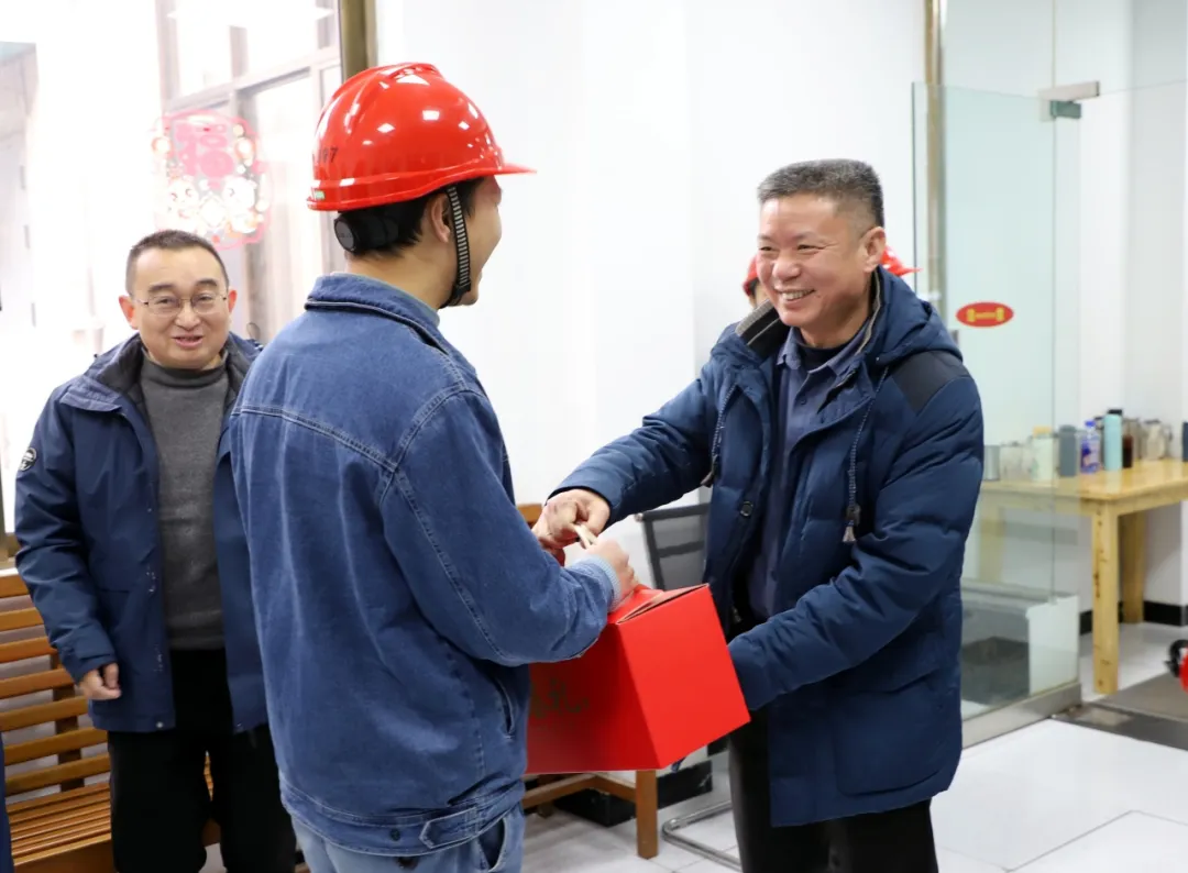 集團領導慰問春節(jié)在崗職工2.png